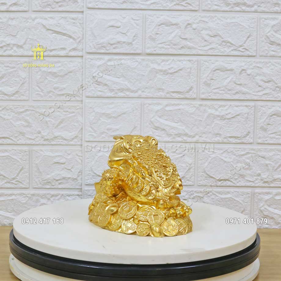 Từng đường n&eacute;t tr&ecirc;n pho tượng đồng được nghệ nh&acirc;n chế t&aacute;c tỉ mỉ v&agrave; tinh xao nhất